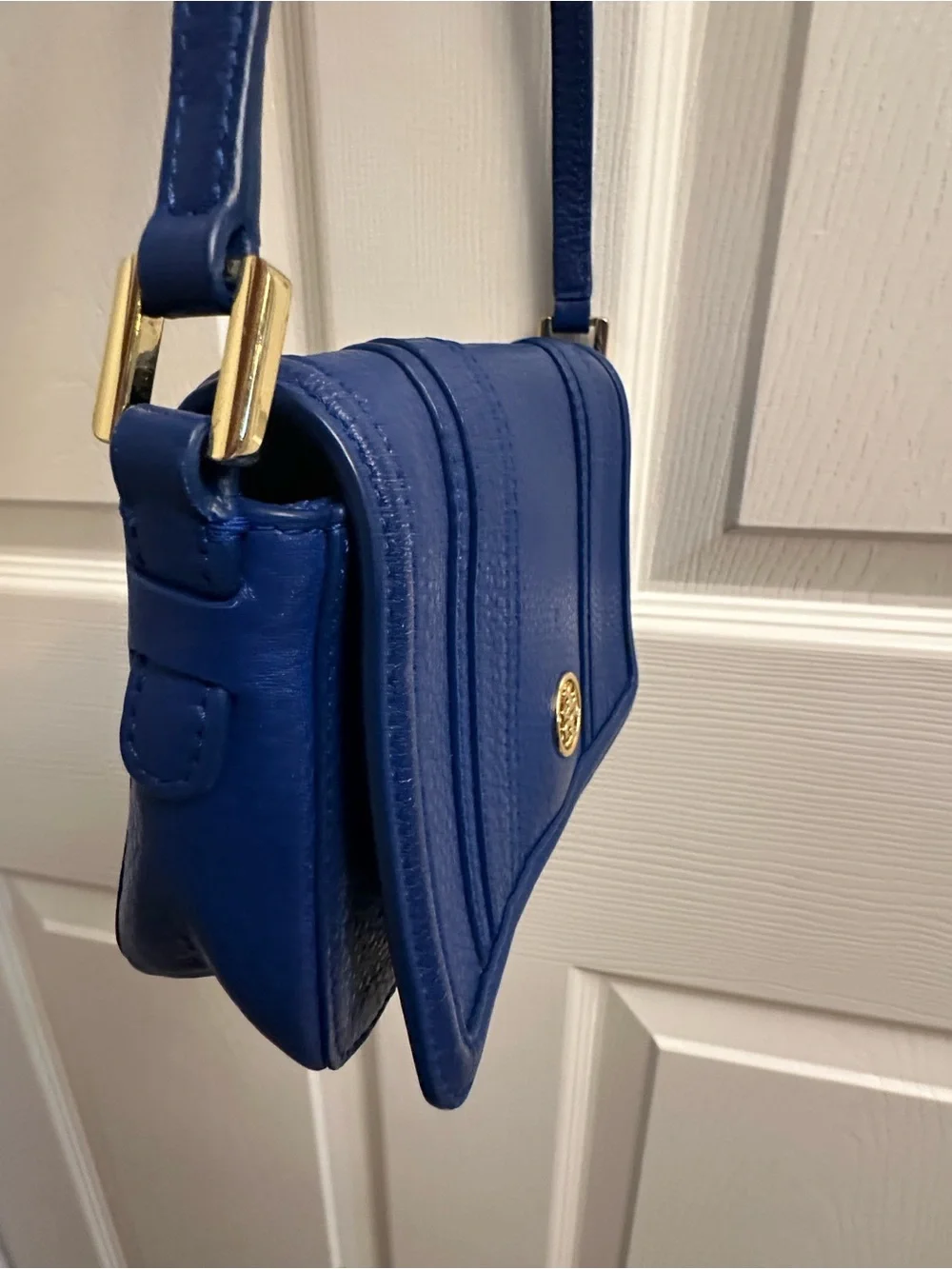 Tory Burch EUC Cobalt Pebbled Leather Crossbody with Gold Logo